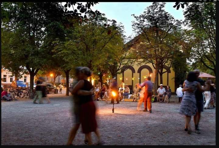 Turnschuhtango Freiburg – Open-Air-Milonga am Sommerabend, Tango unter Kastanien im Fackellicht