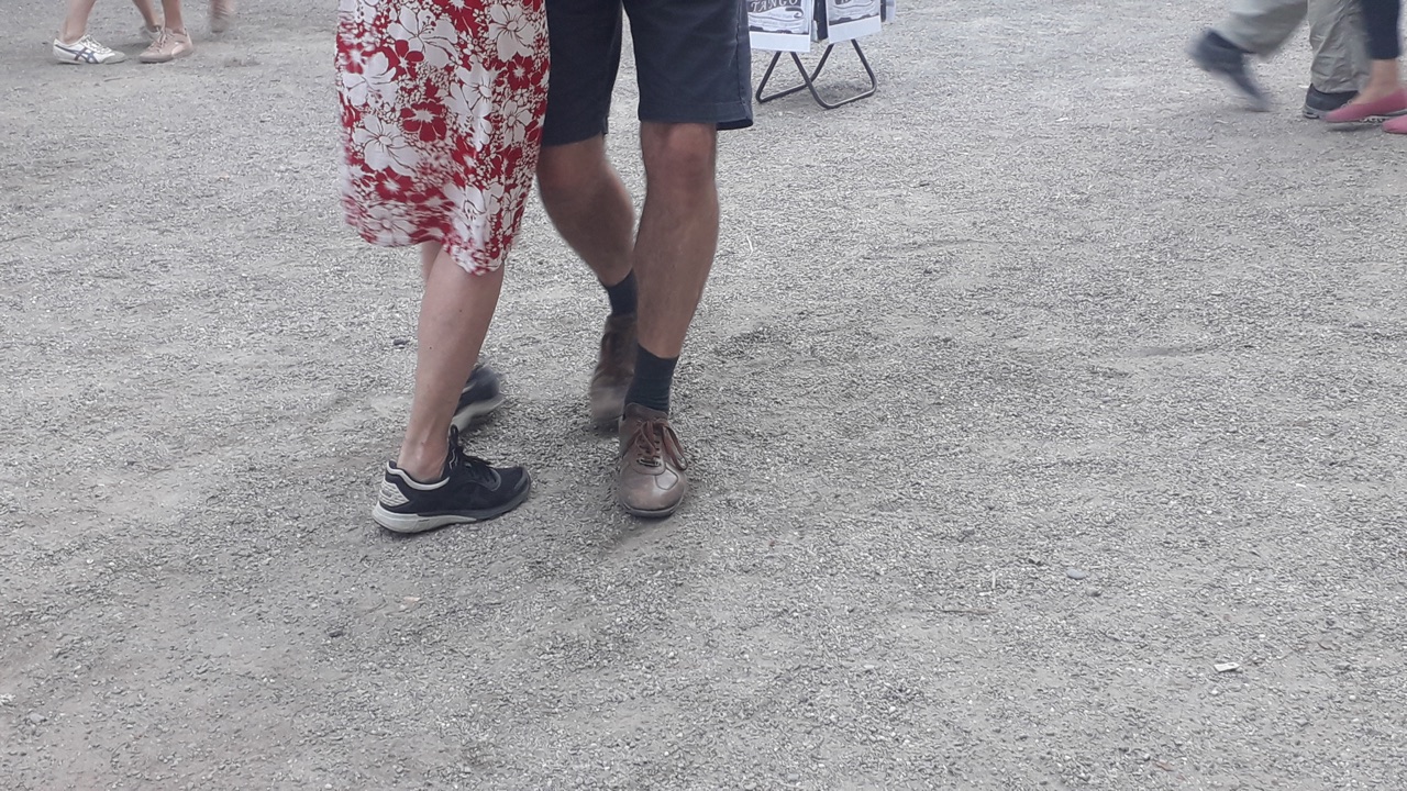 Tanzende Füße beim Turnschuhtango Freiburg – Turnschuhe und Straßenschuhe auf dem Platz